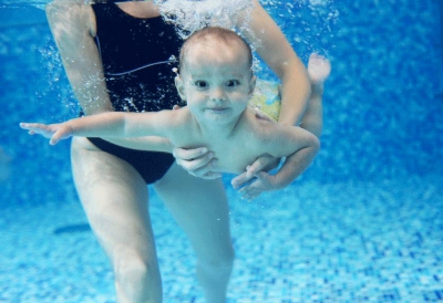 Mẹo giúp trẻ không sợ nước khi tập bơi lội